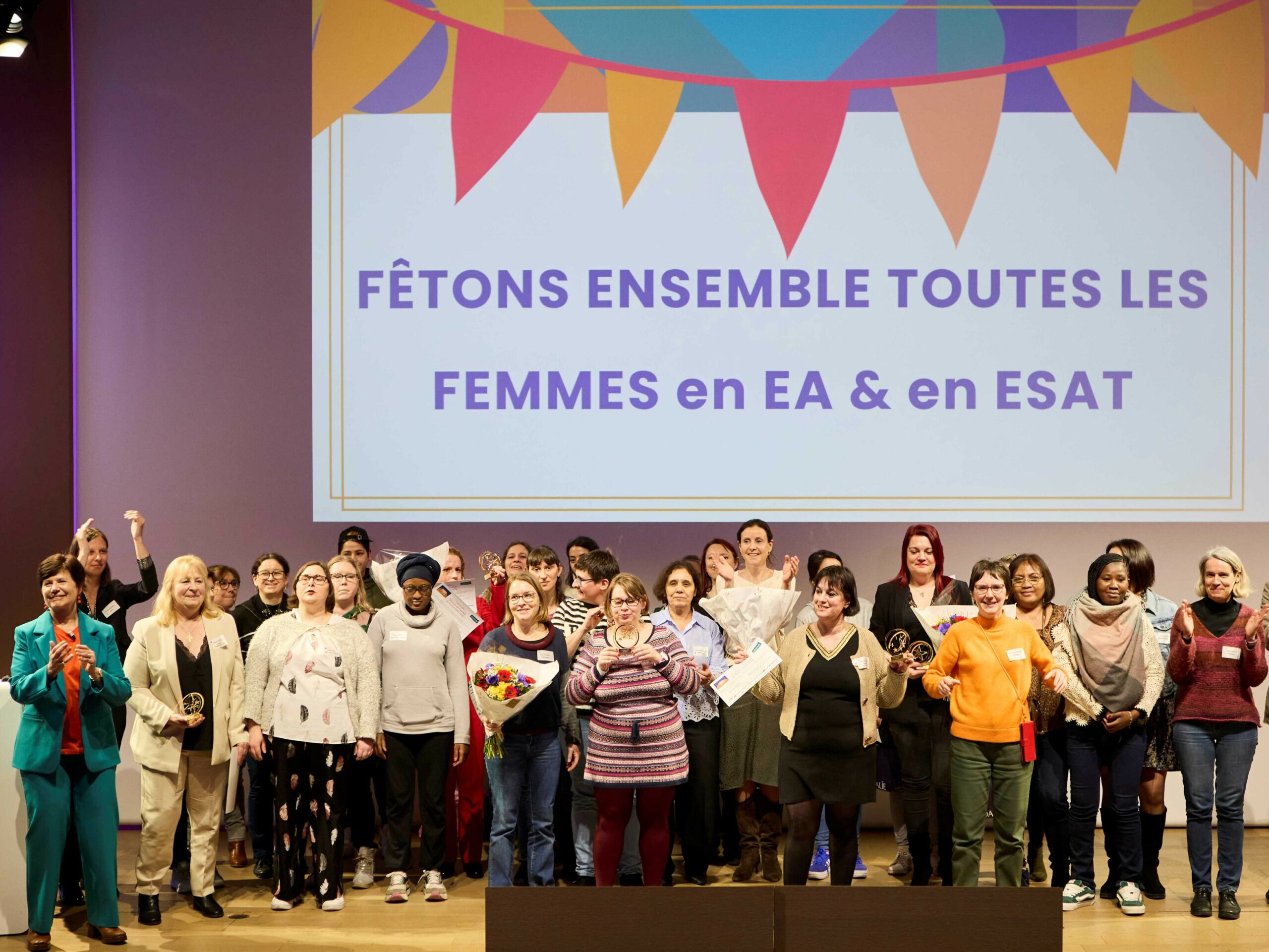 Photo de l'équipe organisatrice et des lauréates des Trophées Femmes en EA et en ESAT 2025