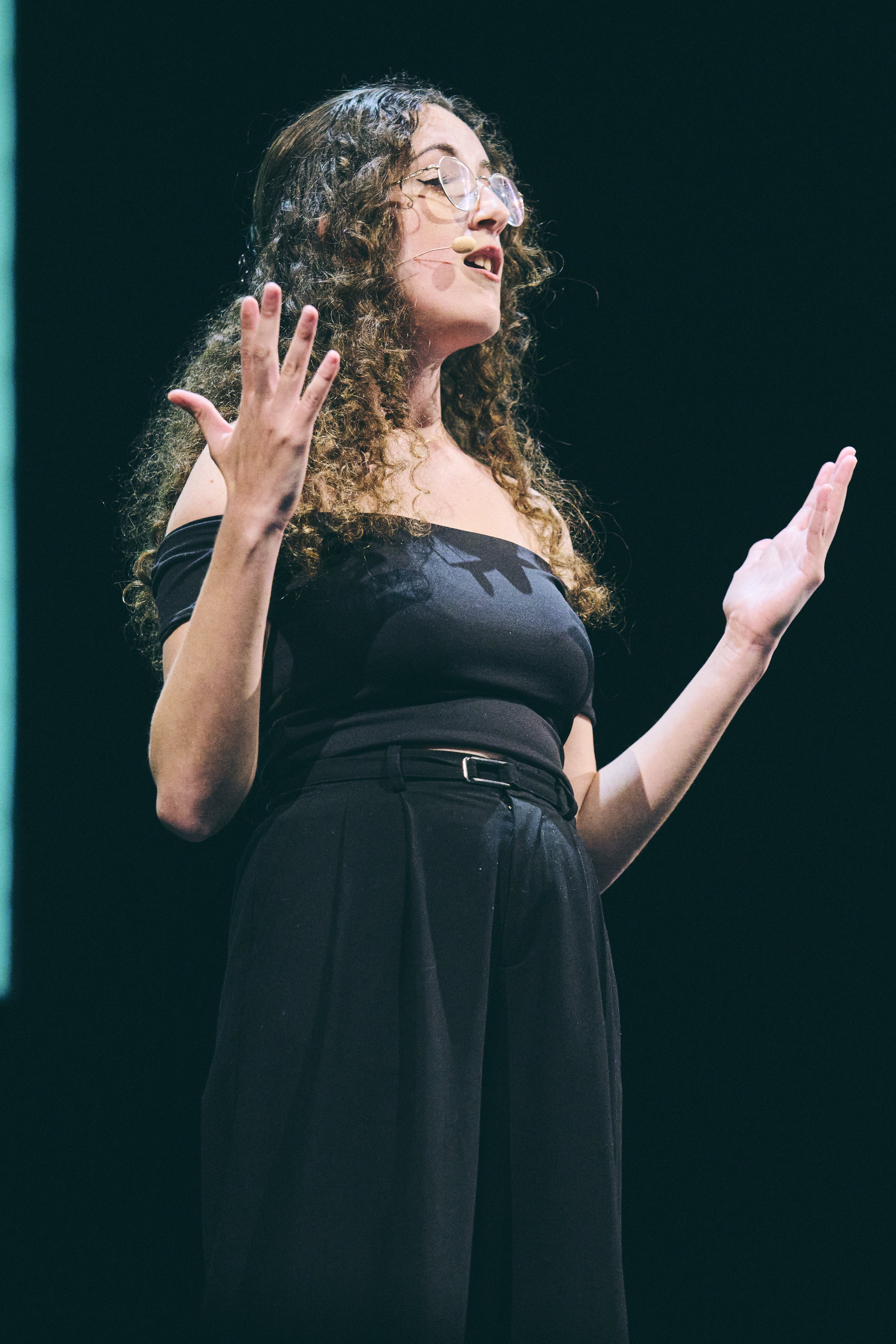 Cl&eacute;mence r&eacute;pond &agrave; la question &laquo; Faut-il traiter tout le monde de la m&ecirc;me mani&egrave;re pour &ecirc;tre juste&nbsp;?&raquo; devant 1600 spectateurs.