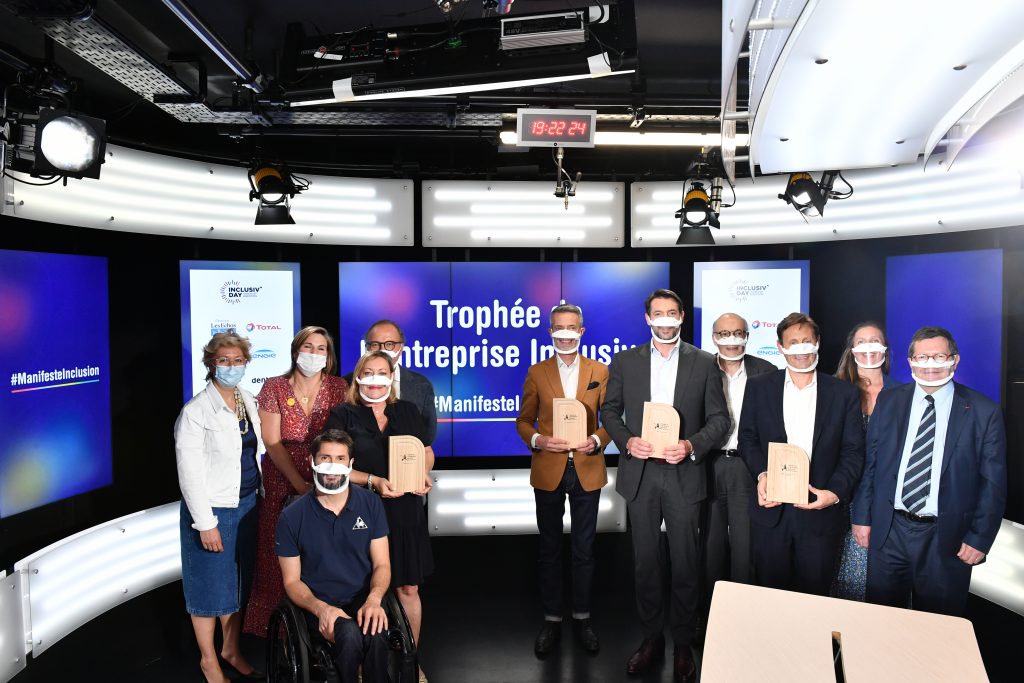 Lauréats 2021 Photo de groupe des lauréats 2021, équipés d'un masque inclusif, sur le plateau du Trophée de l'Entreprise Inclusive - #ManifesteInclusion