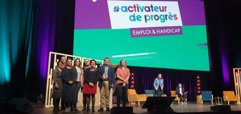 Julie Feniger, déléguée générale du Manifeste Inclusion, remet son prix à la SNCF, lauréate de la catégorie “Activateur de Maintien dans l’emploi & d’Évolution professionnelle”